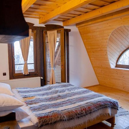 Conacul Drahneilor Hotel Ruscova Екстериор снимка