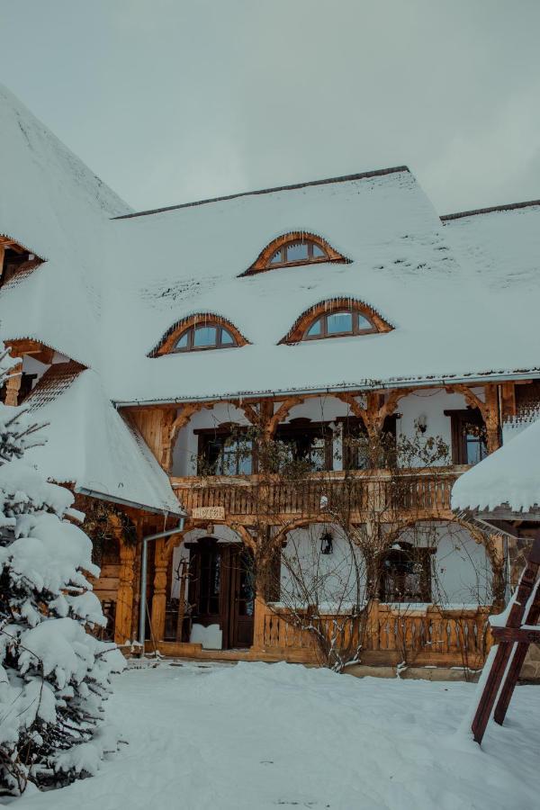 Conacul Drahneilor Hotel Ruscova Екстериор снимка