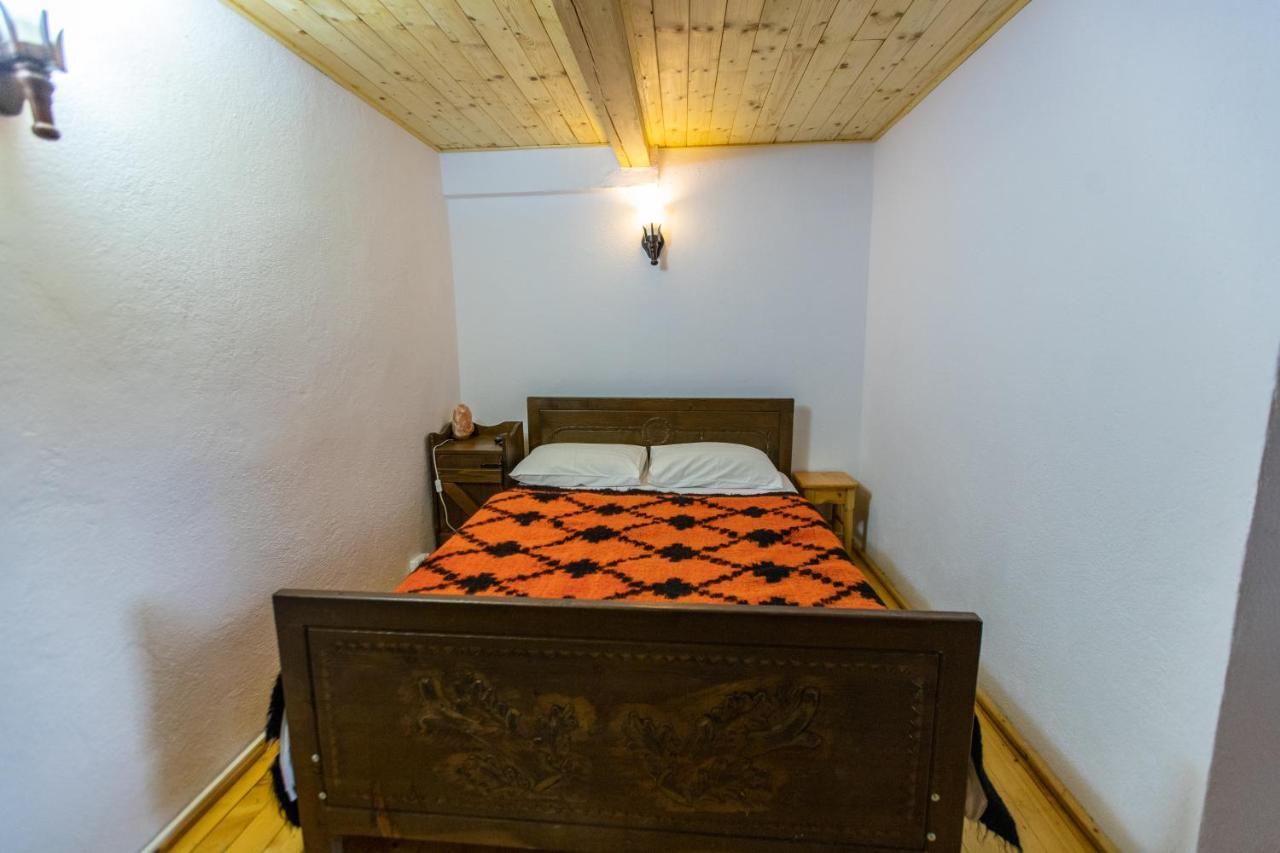 Conacul Drahneilor Hotel Ruscova Екстериор снимка