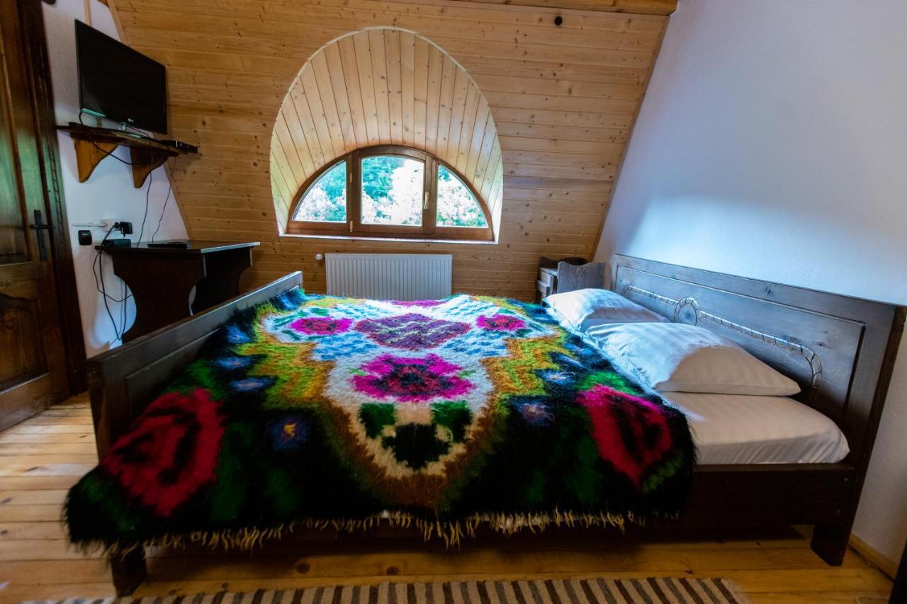 Conacul Drahneilor Hotel Ruscova Екстериор снимка