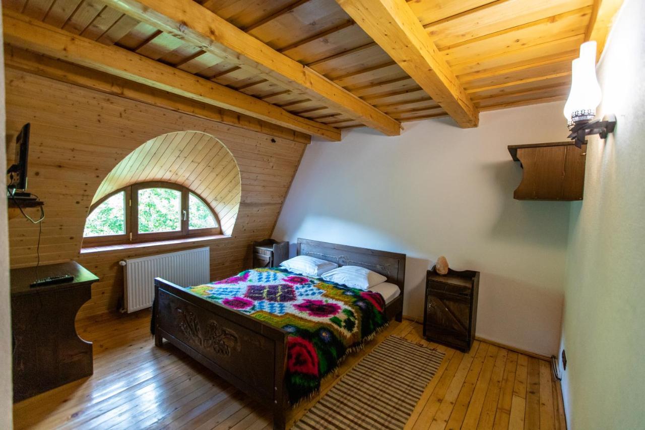 Conacul Drahneilor Hotel Ruscova Екстериор снимка