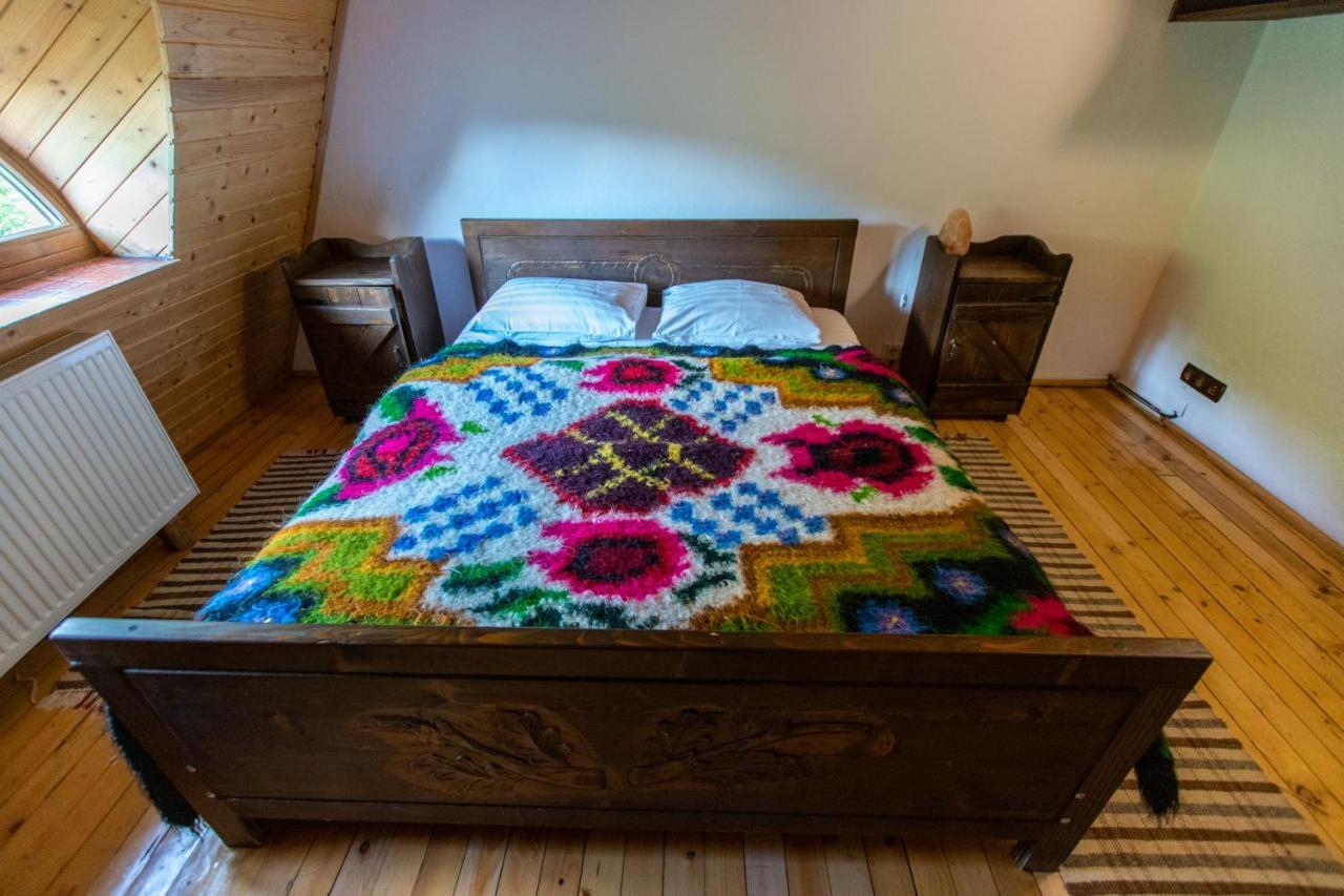 Conacul Drahneilor Hotel Ruscova Екстериор снимка