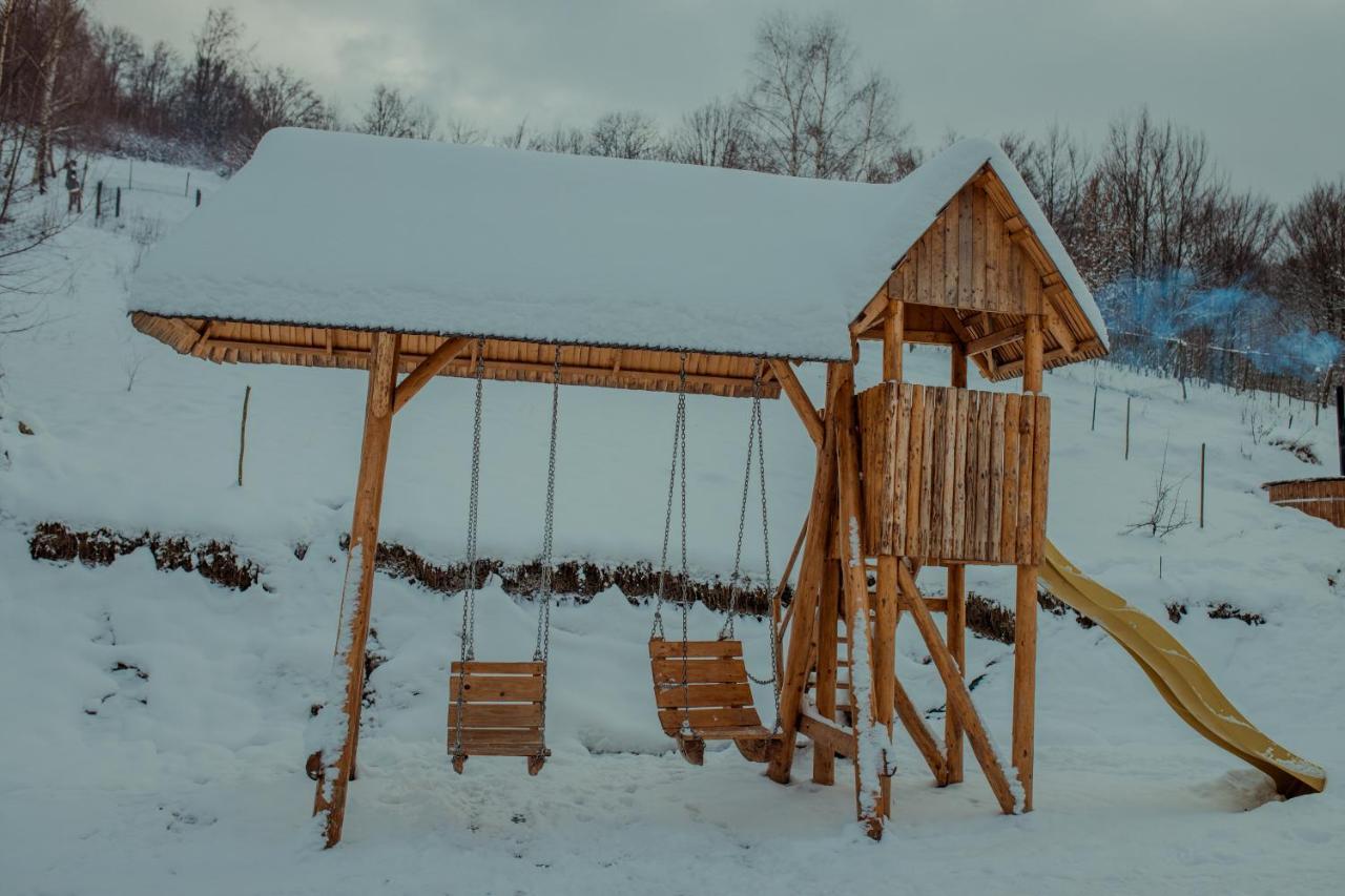 Conacul Drahneilor Hotel Ruscova Екстериор снимка
