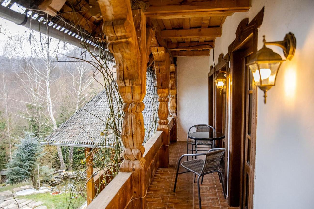 Conacul Drahneilor Hotel Ruscova Екстериор снимка
