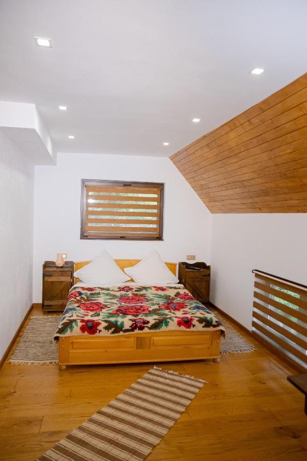 Conacul Drahneilor Hotel Ruscova Екстериор снимка