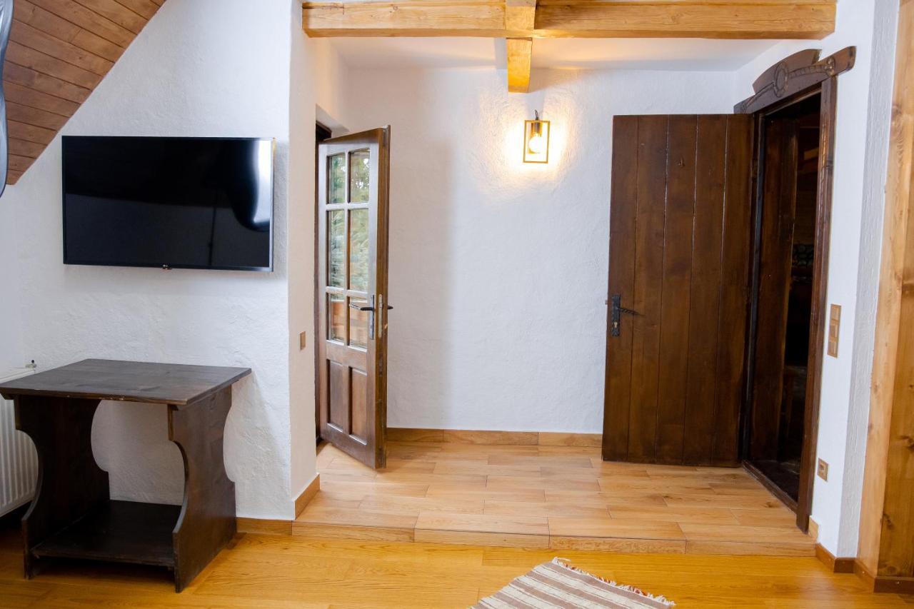 Conacul Drahneilor Hotel Ruscova Екстериор снимка