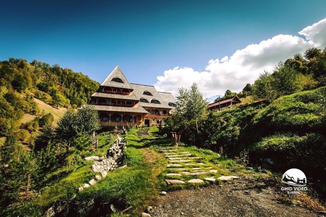 Conacul Drahneilor Hotel Ruscova Екстериор снимка