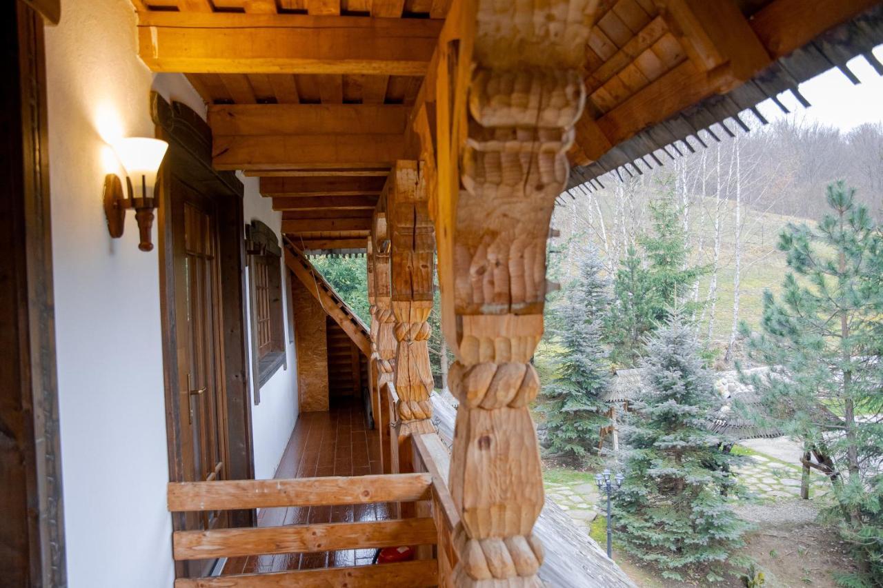 Conacul Drahneilor Hotel Ruscova Екстериор снимка