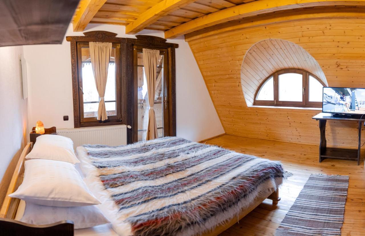 Conacul Drahneilor Hotel Ruscova Екстериор снимка