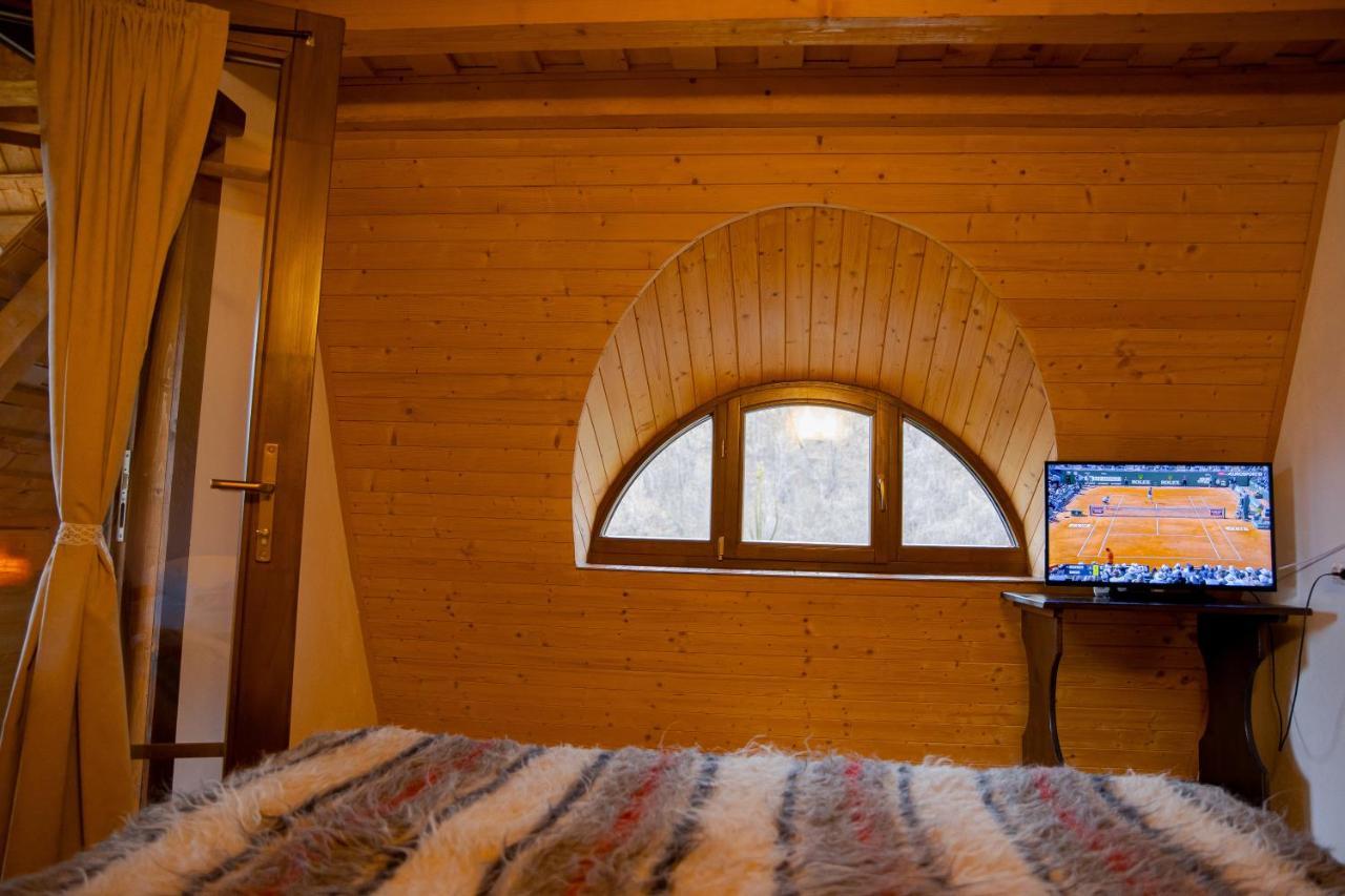 Conacul Drahneilor Hotel Ruscova Екстериор снимка