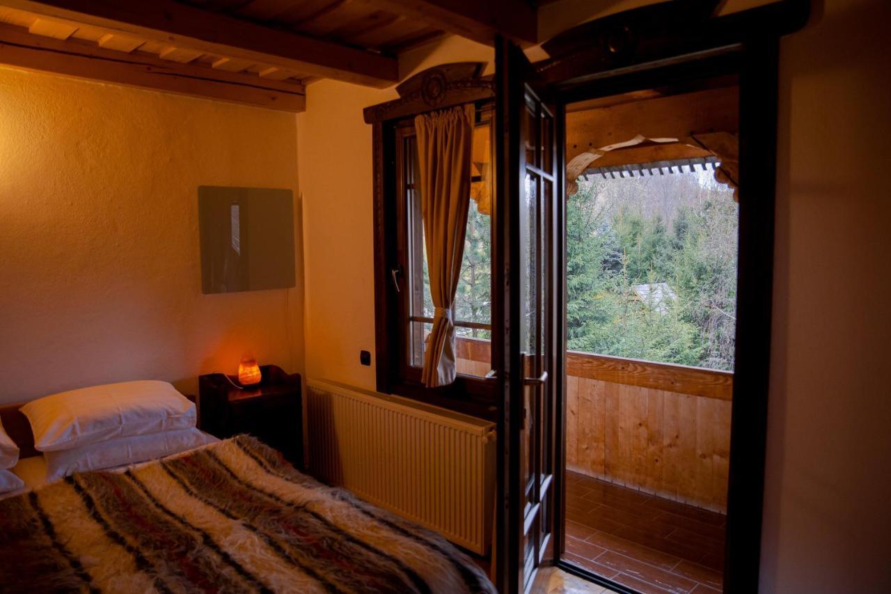 Conacul Drahneilor Hotel Ruscova Екстериор снимка
