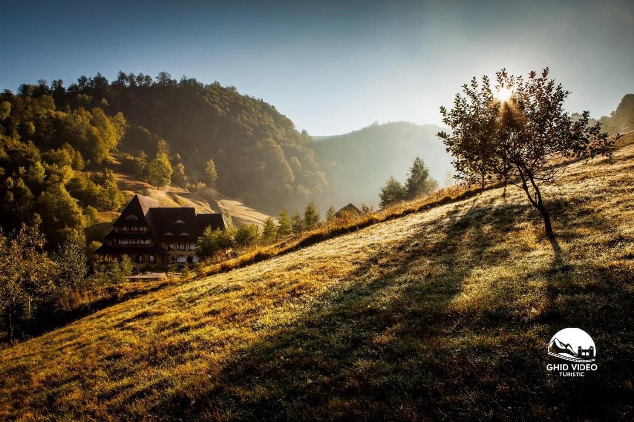 Conacul Drahneilor Hotel Ruscova Екстериор снимка