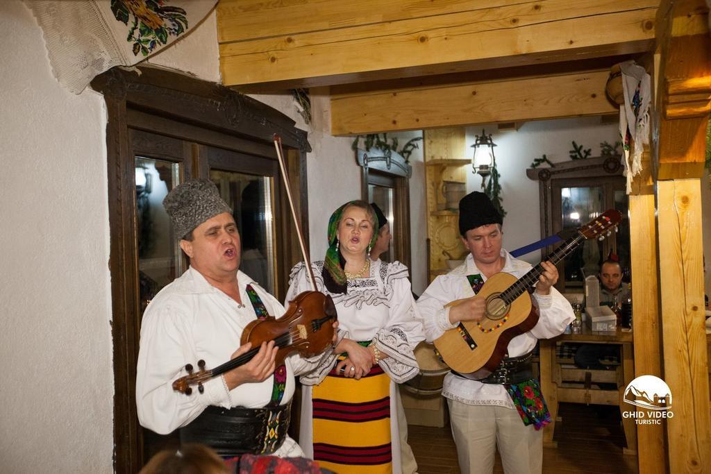 Conacul Drahneilor Hotel Ruscova Екстериор снимка