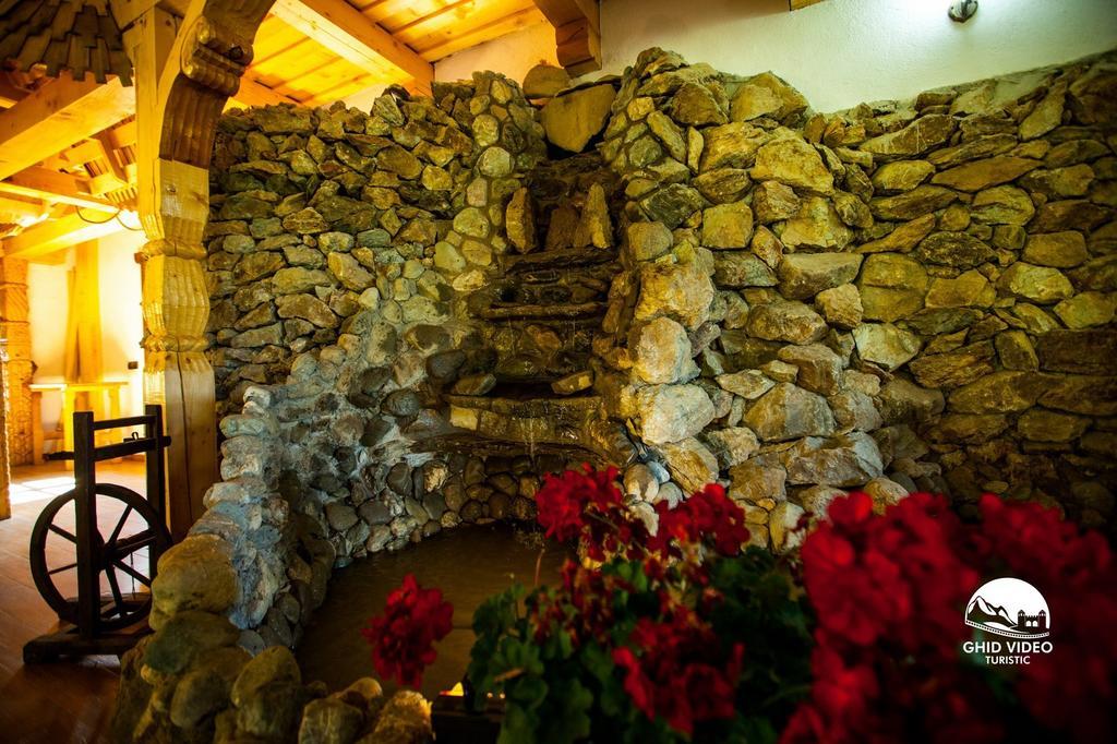 Conacul Drahneilor Hotel Ruscova Екстериор снимка