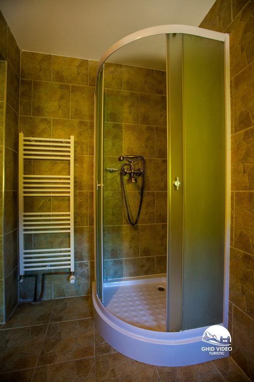 Conacul Drahneilor Hotel Ruscova Стая снимка