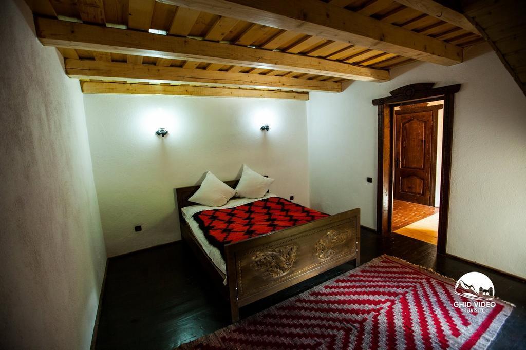 Conacul Drahneilor Hotel Ruscova Стая снимка