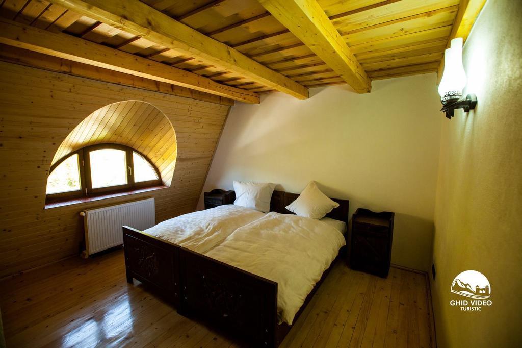 Conacul Drahneilor Hotel Ruscova Стая снимка